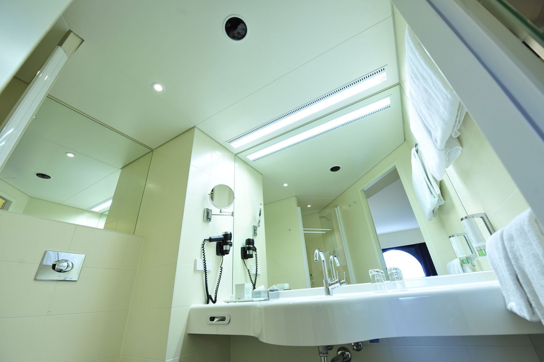 Badkamer | Gratis toiletartikelen, een haardroger, handdoeken, zeep