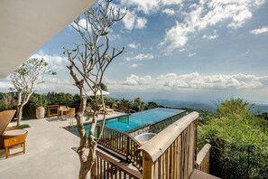 Villa presidencial, 2 habitaciones, piscina privada (with 1x 60 minutes Balinese Massage) | Caja fuerte, decoración individual, mobiliario individual y escritorio