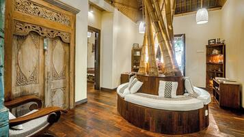 Couples treatment rooms, body treatments, aromatherapy
