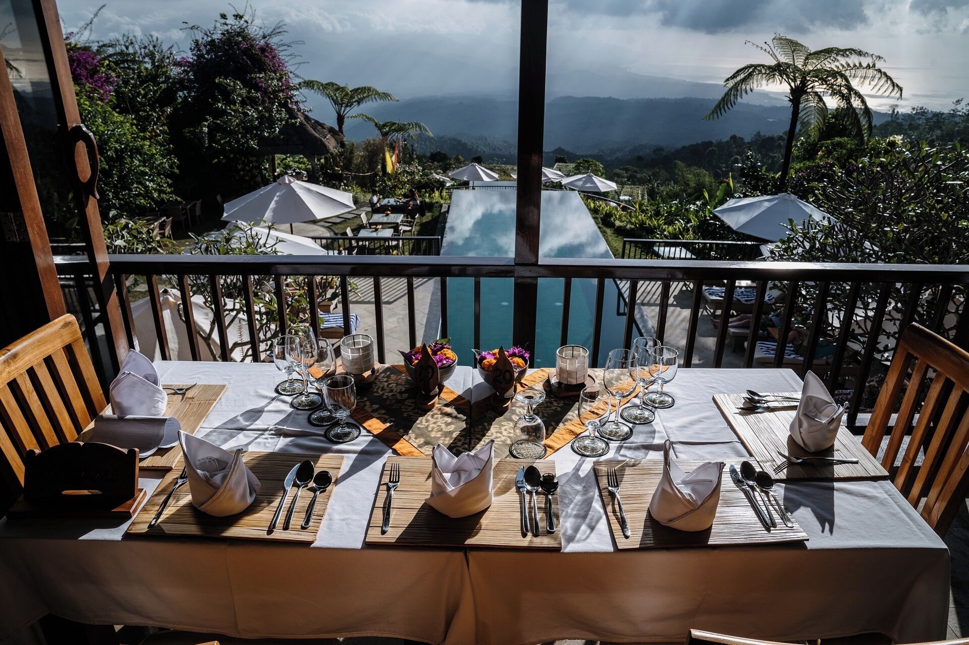 Mesa de comedor para dos personas con vista a una cascada y montañas.
