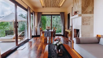 Villa, 2 camere da letto, piscina privata (with Jacuzzi) | Area soggiorno | TV LCD 32 pollici con canali satellitari, TV