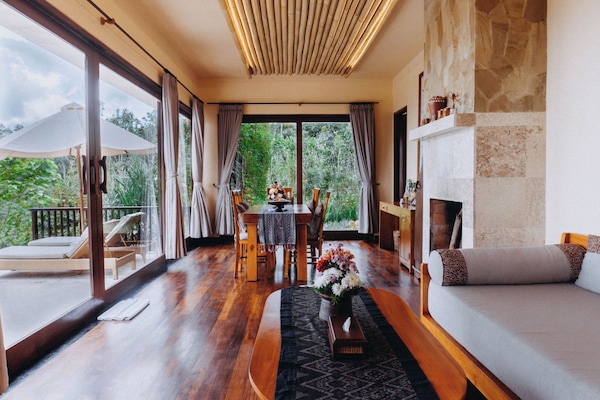 Villa, 2 Bedrooms, Private Pool (with Jacuzzi) | Ruang tamu | 32 inci televisyen LCD dengan satelit, TV