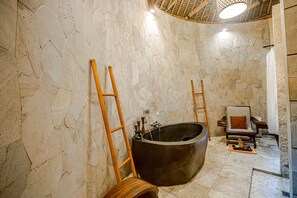 Indoor spa tub - Munduk Moding Plantation Nature Resort (Gobleg)