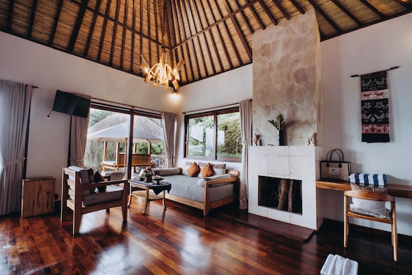 Villa, 1 Bedroom, Private Pool (Perpendicular Pool) | Ruang tamu | 32 inci televisyen LCD dengan satelit, TV