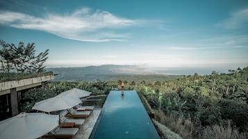 2 outdoor pools, sun loungers