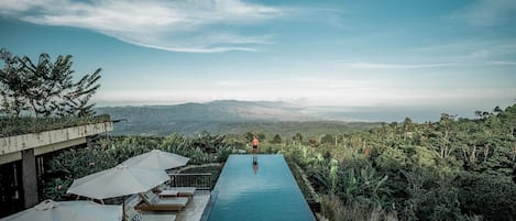 2 outdoor pools, sun loungers