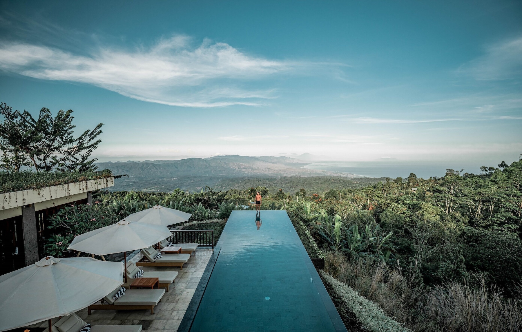 2 outdoor pools, pool loungers
