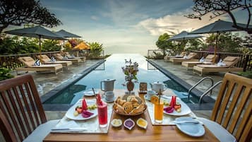 Daily cooked-to-order breakfast for a fee