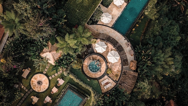 A circular pool area with multiple seating arrangements and a central water feature. - Munduk Moding Plantation Nature Resort (Gobleg)