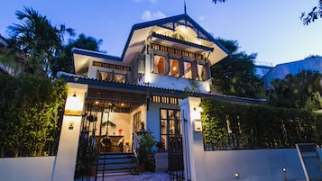 Fachada de la propiedad por la tarde o noche