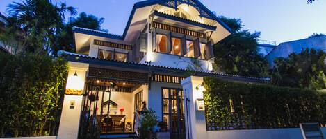 Fachada da propriedade à noite