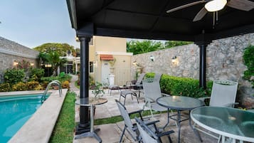 Alberca al aire libre y sombrillas en la alberca