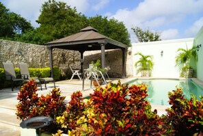 Piscine extérieure, parasols de plage
