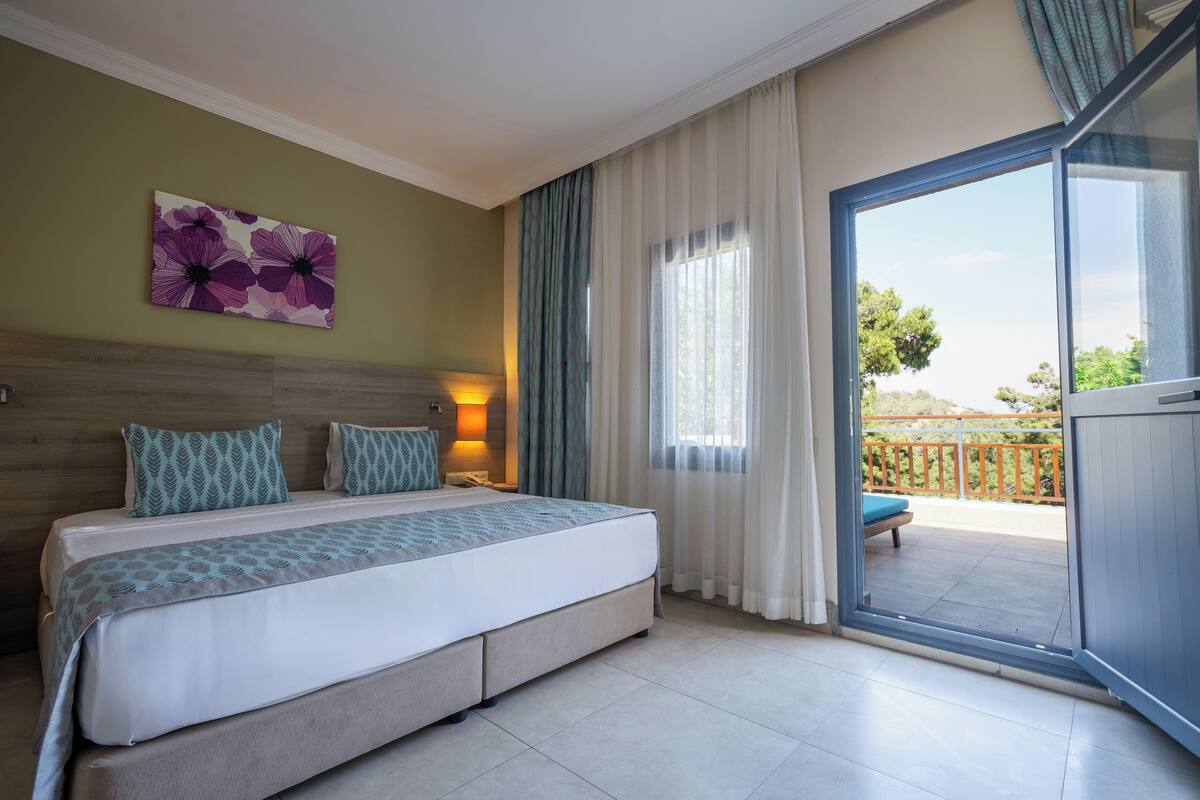 Premium bedding, minibar, soundproofing, bed sheets