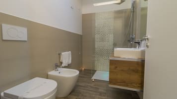 Dusche, kostenlose Toilettenartikel, Bidet, Handtücher