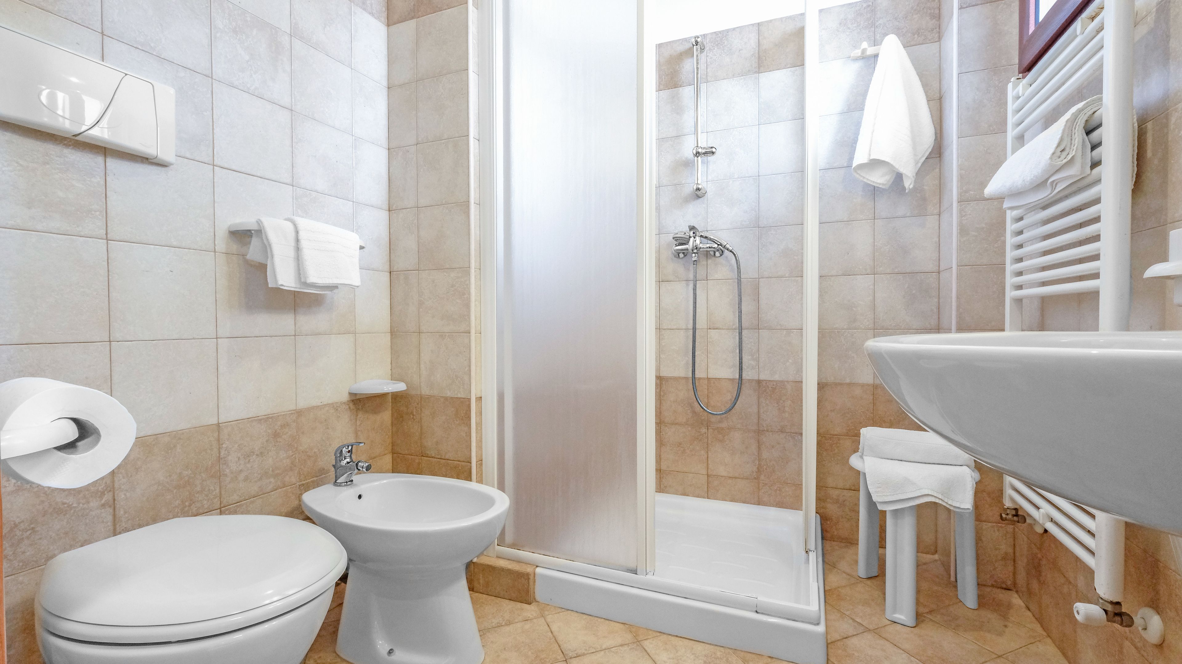 Comfort-Dreibettzimmer, Balkon | Badezimmer | Dusche, umweltfreundliche Kosmetikartikel, Haartrockner, Bidet