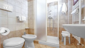 Tremannsrom – comfort, balkong | Bad | Dusj, miljøvennlige toalettsaker, hårføner og bidé