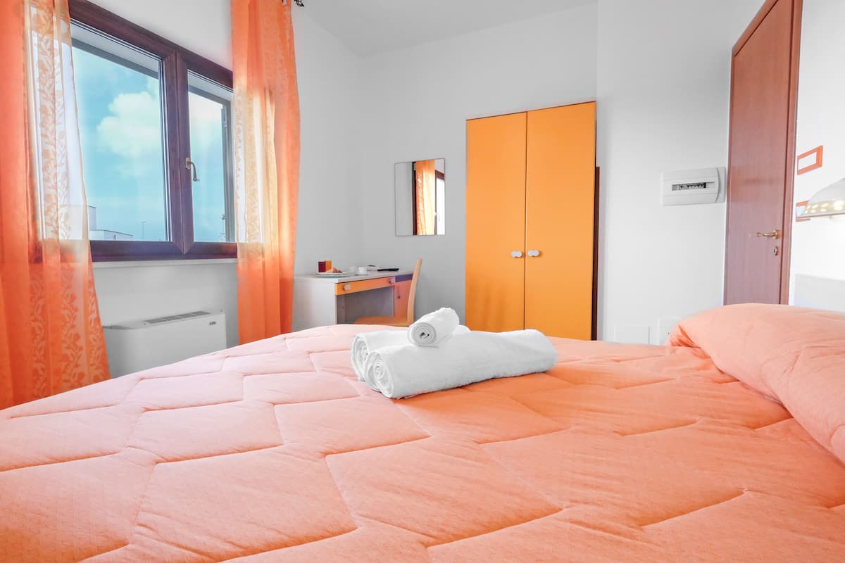 Habitación cuádruple Confort, balcón | Escritorio, insonorización, camas extra y wifi gratis
