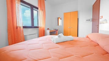 Phòng 4 tiện nghi đơn giản, ban công | Bàn, phòng cách âm, giường gấp/giường phụ (phụ phí)