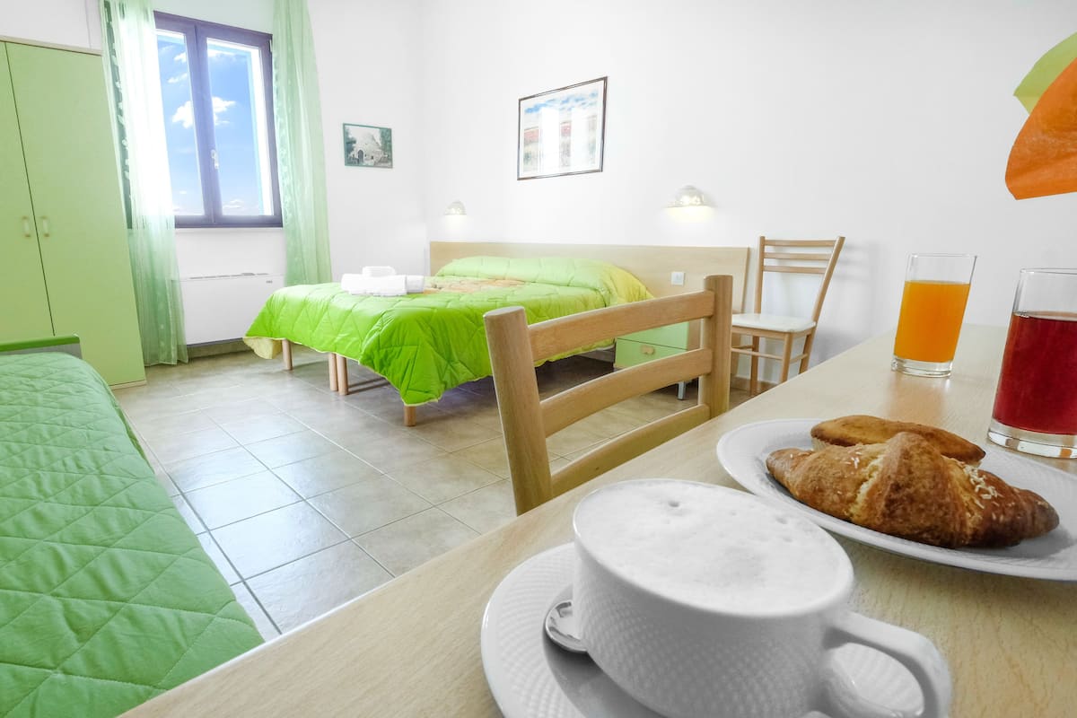 Habitación triple Confort, balcón | Escritorio, insonorización, camas extra y wifi gratis