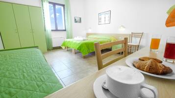 Comfort driepersoonskamer, balkon | Een bureau, geluiddichte muren, extra bedden (toeslag), gratis wifi