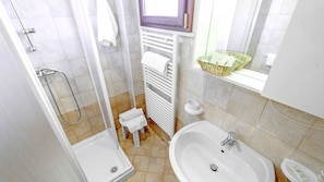 Comfort Triple Room, Balcony | Pancuran Bilik Mandi