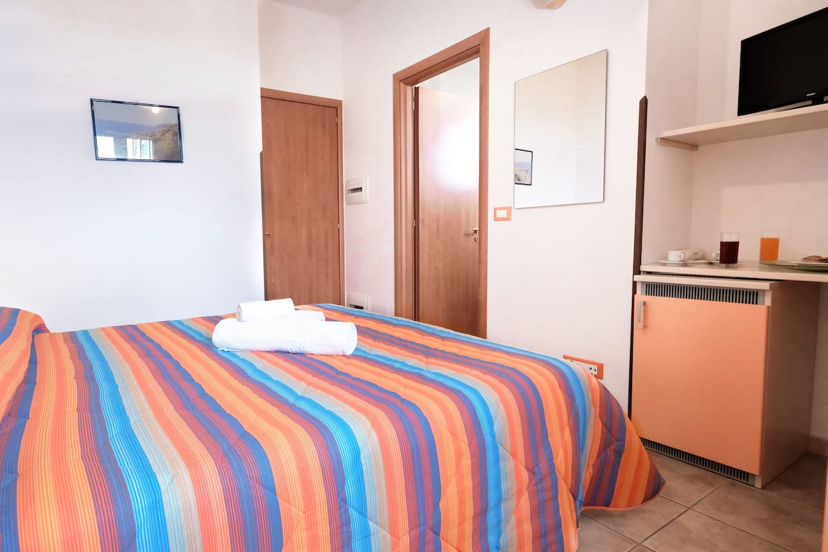 Habitación doble clásica | Escritorio, insonorización, camas extra y wifi gratis