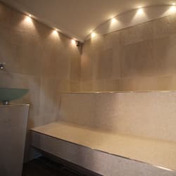 Salas para tratamentos a dois, sauna seca, banheira de hidromassagem