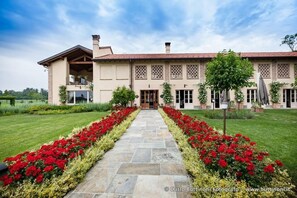 Vista frontal de la propiedad