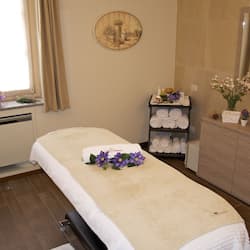 Couples treatment room(s), sauna, hot tub, steam room