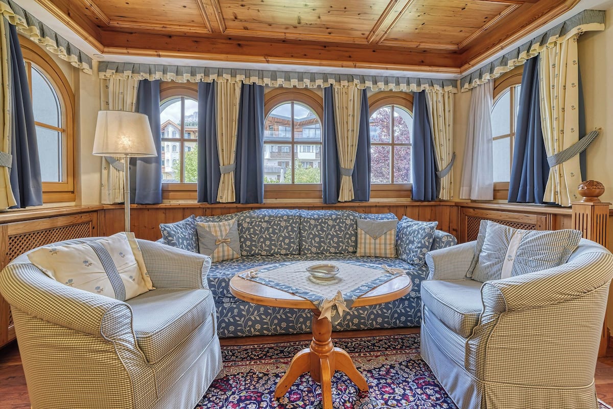 romantic suite, hot tub | living area | 32-inch flat-screen tv with digital channels, tv