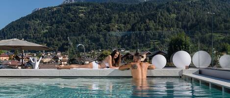 Indoor pool, sun loungers