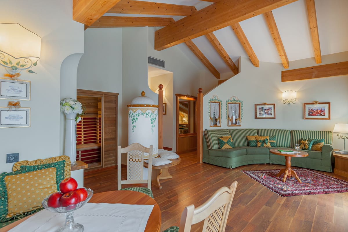 Luxury Suite, 2 Bedrooms, Sauna | Living room