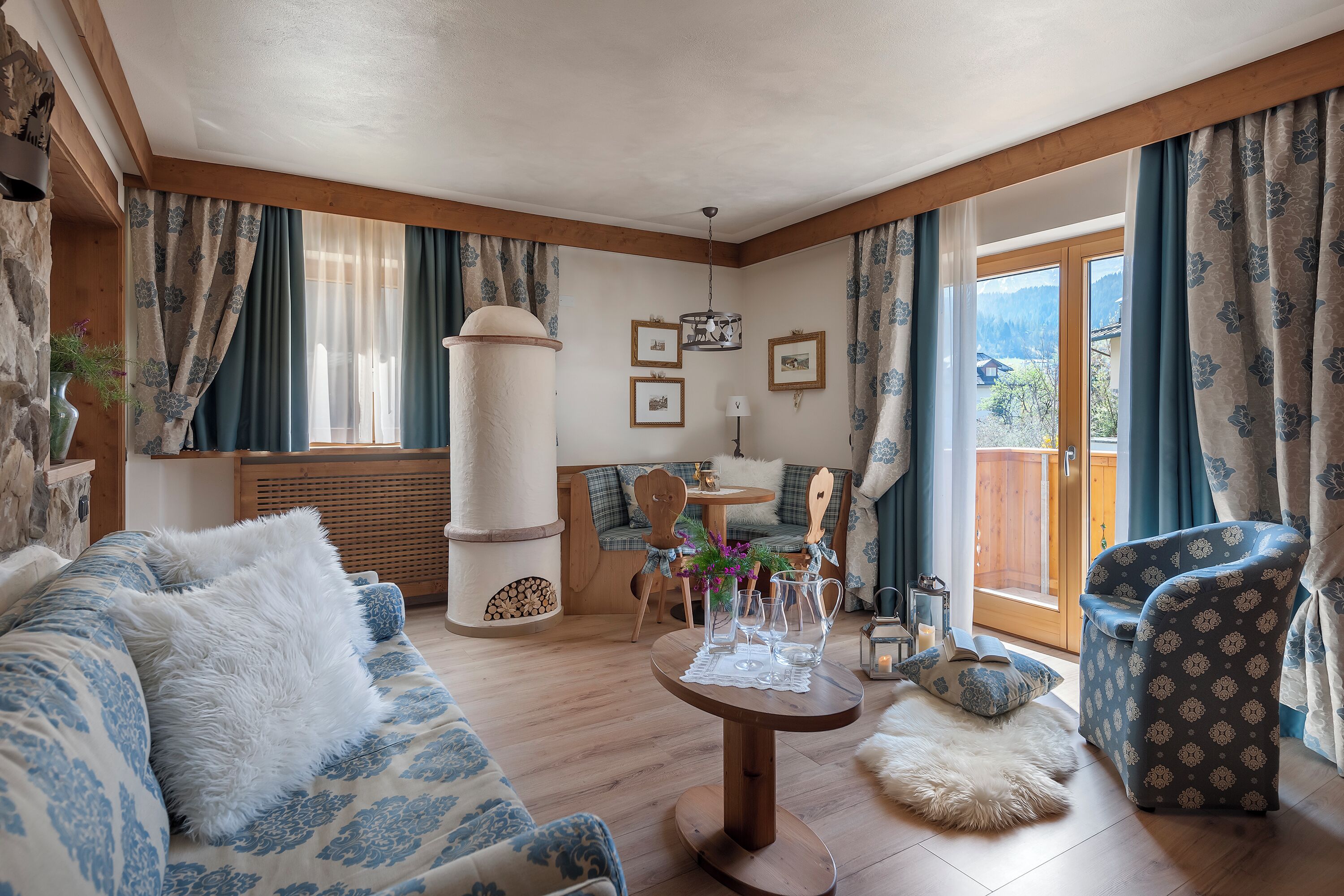 Perhesviitti | Ylelliset vuodevaatteet, minibaari, tallelokero huoneessa, työpöytä