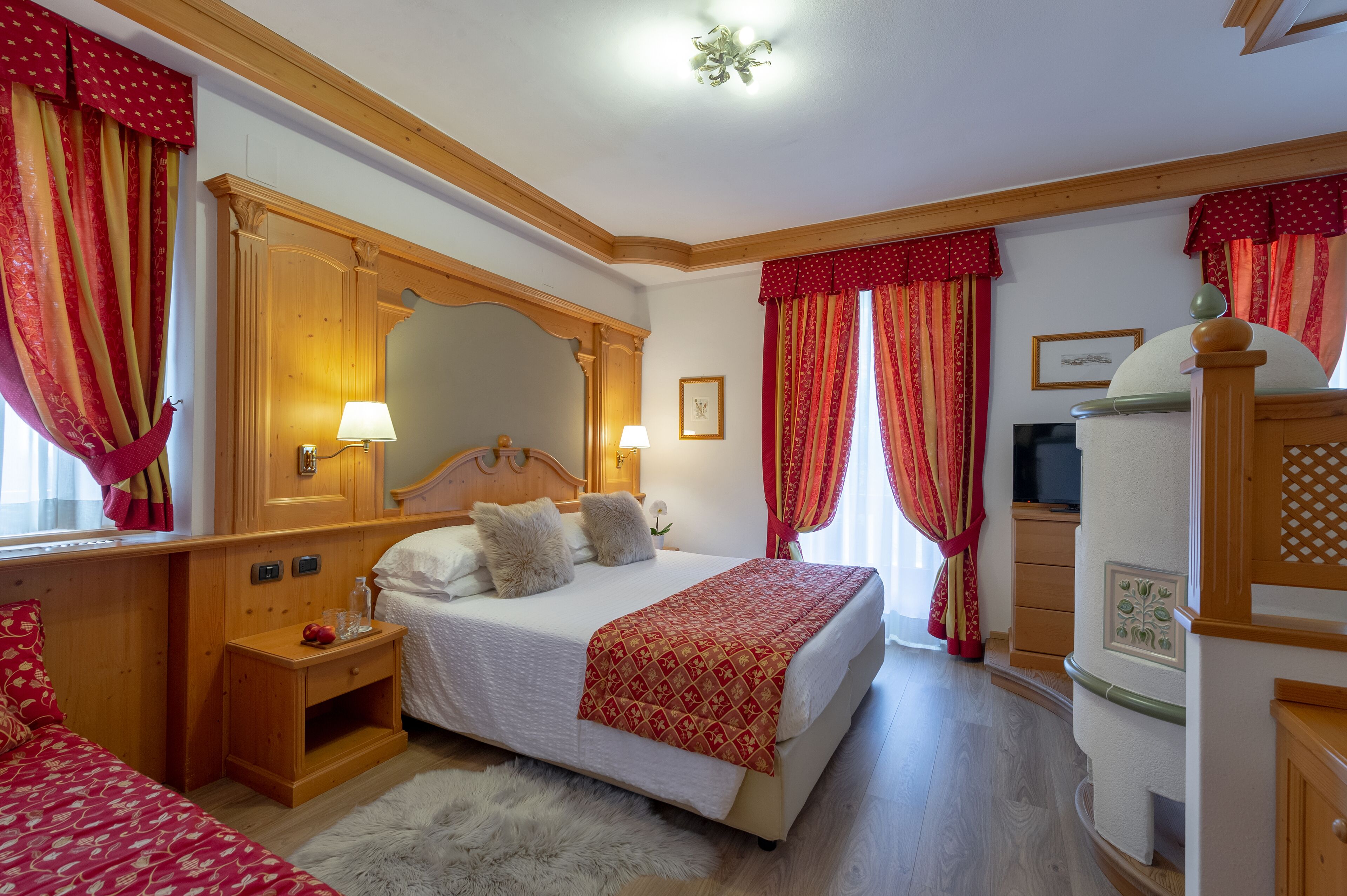 Kahden hengen deluxe-huone (yksi tai kaksi sänkyä) | Ylelliset vuodevaatteet, minibaari, tallelokero huoneessa, työpöytä