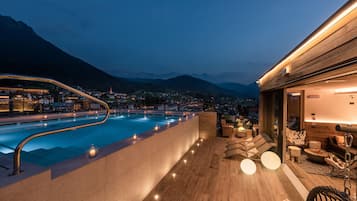 Indoor pool, sun loungers