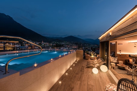 Indoor pool, sun loungers