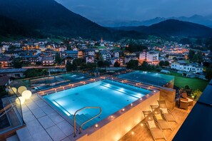 Indoor pool, pool loungers