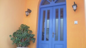 Property entrance - Lefkothea (Santorini)