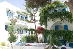 Front of property - Lefkothea (Santorini)