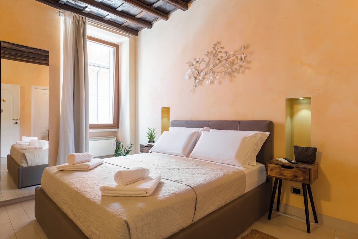 Deluxe Triple Room, 1 Bedroom, Private Bathroom | 1 bedroom, hypo-allergenic bedding, minibar, in-room safe