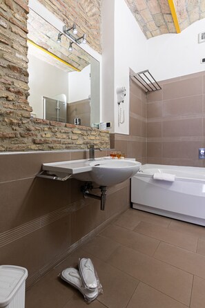 Deluxe Triple Room, 1 Bedroom, Private Bathroom | Bathroom | Deep-soaking bathtub, free toiletries, hair dryer, slippers - TrinitaDeiMonti Guest House (Rome)