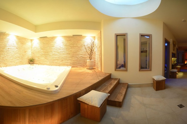 Indoor spa tub