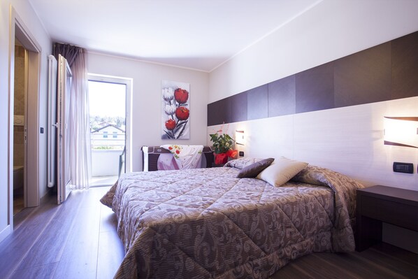 Frette Italian sheets, Select Comfort beds, in-room safe, desk