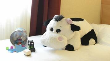 Standaard kamer, 1 twee- of 2 eenpersoonsbedden (with baby crib) | Italiaanse Frette-lakens, Select Comfort-bedden, een kluis op de kamer