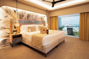 Una habitación de hotel moderna con una cama grande, un escritorio y vistas a la ciudad.