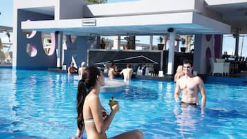 5 piscines extérieures, parasols de plage, chaises longues