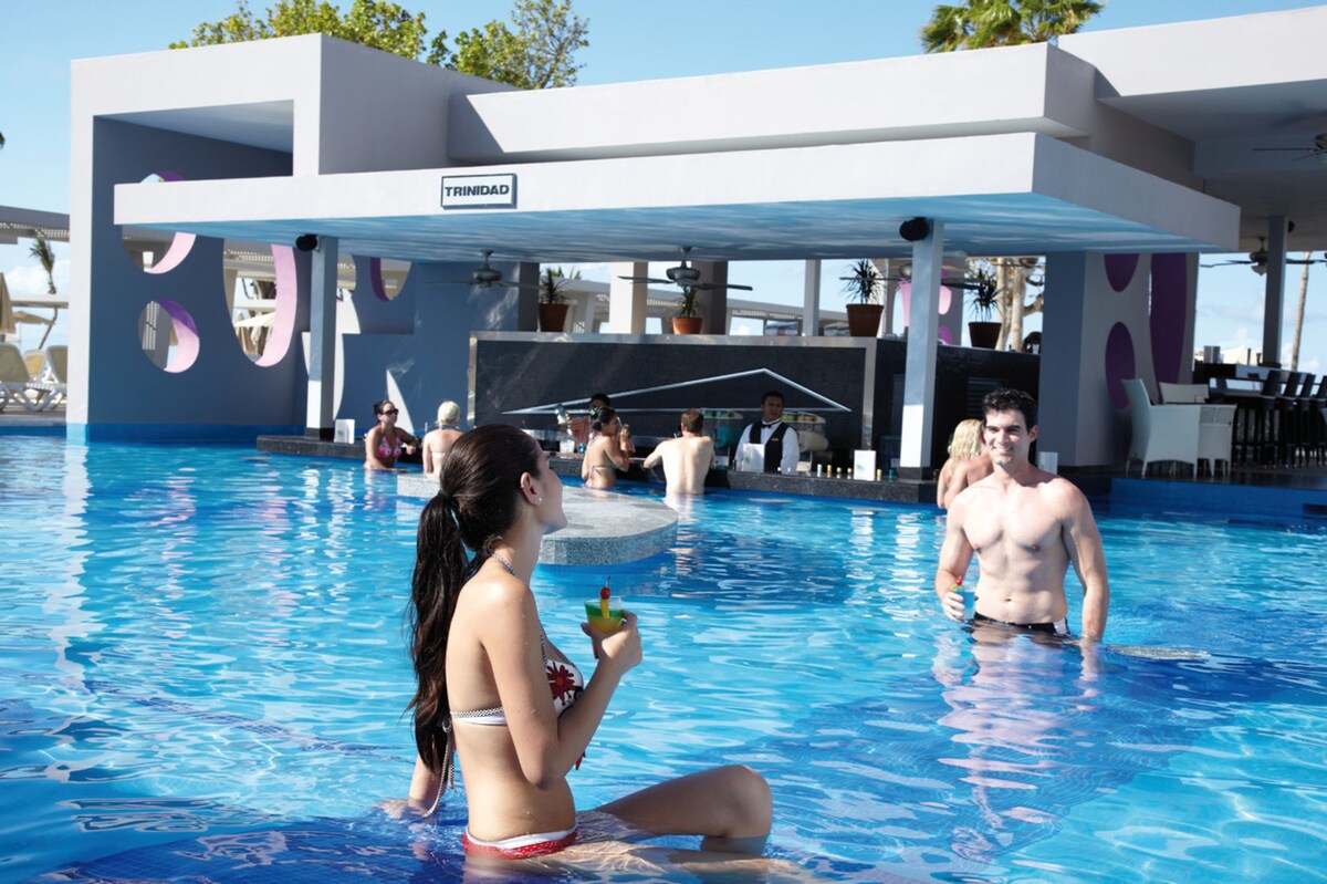 5 outdoor pools, pool umbrellas, sun loungers