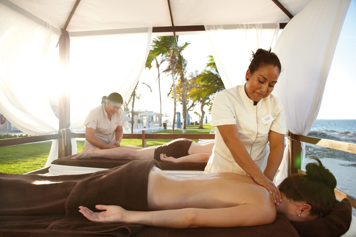 Couples treatment rooms, spa tub, steam room, body treatments