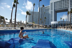 5 outdoor pools, pool umbrellas, sun loungers